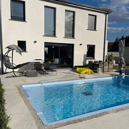 Avec Vue, Piscine, Air De Jeu, Sport, Calme